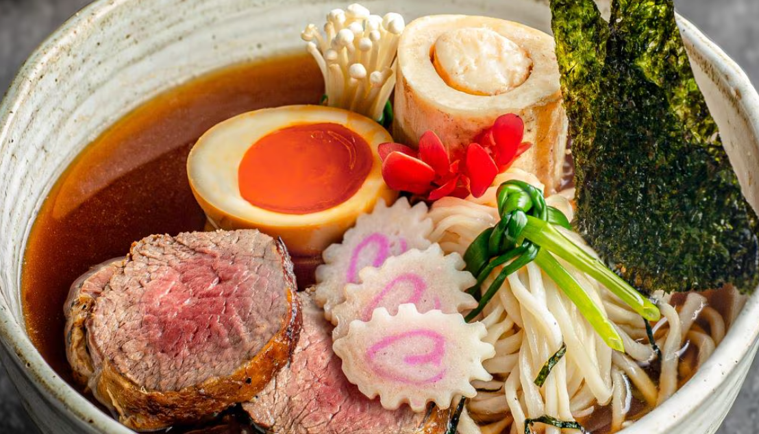 Royal Beef Ramen dengan nori, telur, dan daging sapi khas jepang